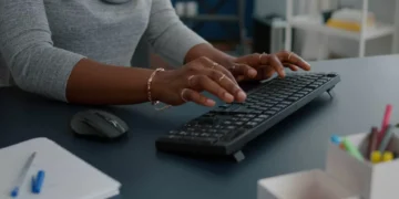 Mulheres dominam na população e trabalho mas continuam atrás nos salários