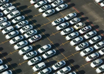 Preços da gasolina nos EUA devem subir com entrada em vigor de novas tarifas de Trump