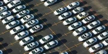 Preços da gasolina nos EUA devem subir com entrada em vigor de novas tarifas de Trump