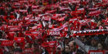 Sócios do Benfica aprovam novos estatutos que preveem limitação de mandatos