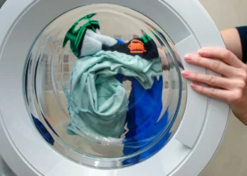 Será boa ideia lavar toalhas com peças de roupa desportivas?