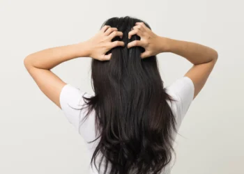 Comichão no couro cabeludo? O que uma dermatologista quer que saiba