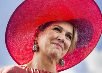 Rainha Máxima dá nas vistas com visual impactante no Quénia