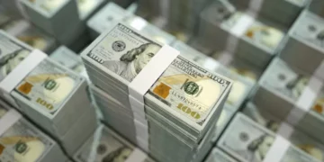 Dólar cai abaixo de R$ 5,70 e bolsa atinge maior nível desde outubro