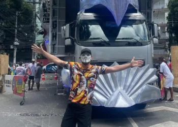 Ex-apresentador da Globo aproveita mascarado carnaval de Salvador