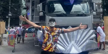 Ex-apresentador da Globo aproveita mascarado carnaval de Salvador