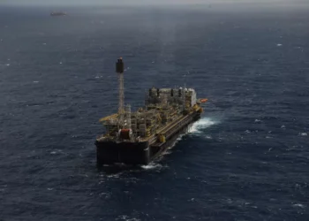 Ações de Petrobras e de mais petroleiras caem forte seguindo baixa da commodity