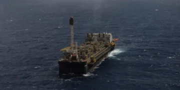 Ações de Petrobras e de mais petroleiras caem forte seguindo baixa da commodity