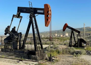 Petróleo sobe 1% e termina semana estável com previsões sobre cessar-fogo na Ucrânia