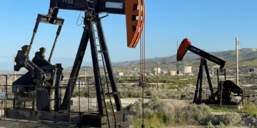 Petróleo sobe 1% e termina semana estável com previsões sobre cessar-fogo na Ucrânia