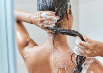 Adultos podem usar champô para crianças? Especialista responde
