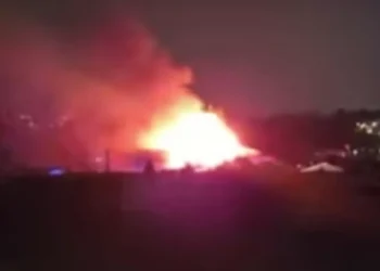 Casa devoluta arde junto ao Hospital da Feira. Incêndio já foi dominado