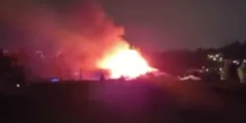 Casa devoluta arde junto ao Hospital da Feira. Incêndio já foi dominado