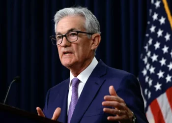 Powell diz que tarifas podem alimentar inflação, mas Fed precisa esperar para ver