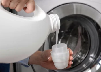 Não deve usar detergente da roupa com estes ingredientes. Saiba porquê