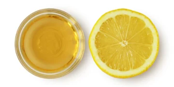 Faça-nos um favor e coloque um copo com vinagre e limão no micro-ondas