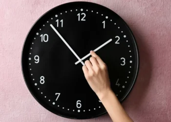 A hora muda no fim de semana. Quatro dicas para começar a preparar-se