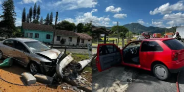 Colisão entre 2 carros em Pomerode termina com impacto em poste e incêndio em árvore