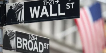 Wall Street fecha em forte alta graças às compras de títulos a bom preço