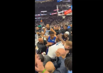 A batalha campal em pleno jogo da NBA que está a correr mundo