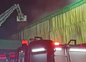 Incêndio de grandes proporções atinge galpão em Itajaí e mobiliza bombeiros por 14 horas