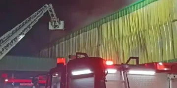 Incêndio de grandes proporções atinge galpão em Itajaí e mobiliza bombeiros por 14 horas