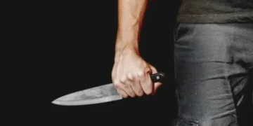 Homens armados com faca e picareta brigam e PM dá tiro de elastômero em SC