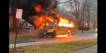 Motorista salva 15 crianças de autocarro escolar em chamas nos EUA. Veja