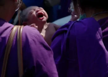 Vídeo mostra nascimento de bebé em rua de Banguecoque durante terramoto