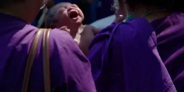 Vídeo mostra nascimento de bebé em rua de Banguecoque durante terramoto