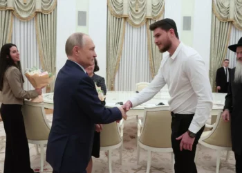 Putin recebe família russa que esteve sob cativeiro do Hamas em Gaza