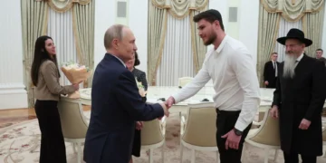 Putin recebe família russa que esteve sob cativeiro do Hamas em Gaza