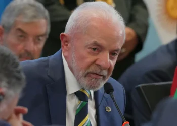 Interrompe discurso de Lula para cobrar promessa de 2009 não cumprida
