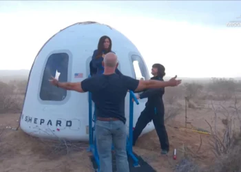 Bezos cai ao receber noiva de viagem ao Espaço e Internet não perdoa