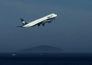 Azul (AZUL4) desaba 25% após aérea divulgar resultado de oferta de ações