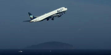 Azul (AZUL4) desaba 25% após aérea divulgar resultado de oferta de ações