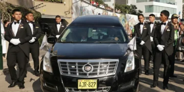 Cortejo fúnebre de Vargas Llosa partiu de casa. Funeral será privado