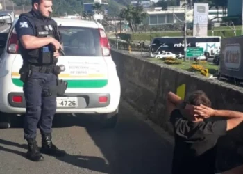 Engenheiro some em festa, dirige carro oficial furtado e acaba preso na BR-101