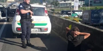 Engenheiro some em festa, dirige carro oficial furtado e acaba preso na BR-101