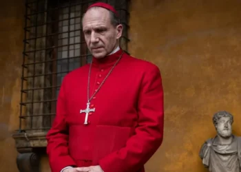 Após ‘Conclave’, Ralph Fiennes surpreende com mudança radical do corpo