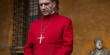 Após ‘Conclave’, Ralph Fiennes surpreende com mudança radical do corpo