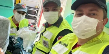 Mulher de 20 anos tem filho na cama de casa e é atendida pelos bombeiros militares de Gaspar