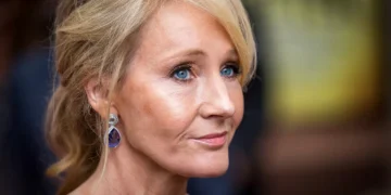 JK Rowling comenta lei que define ‘o que é ser mulher’ no Reino Unido
