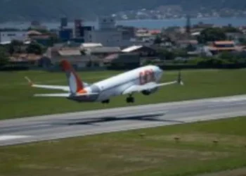 Avião da Gol atinge pássaro durante decolagem em SC; passageiro sente cheiro de queimado