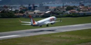 Avião da Gol atinge pássaro durante decolagem em SC; passageiro sente cheiro de queimado