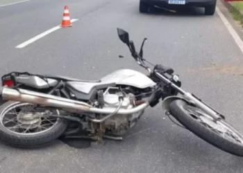 Motociclista de 24 anos fica ferido após colisão na Via Expressa, em Blumenau