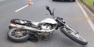 Motociclista de 24 anos fica ferido após colisão na Via Expressa, em Blumenau