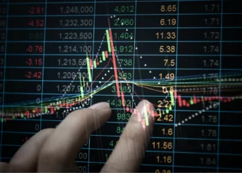 Ibovespa salta 3,12% após Trump aliviar tarifas; dias mais calmos virão para mercado?