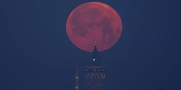 Foi fim de semana de Lua Rosa. Já olhou para o céu?