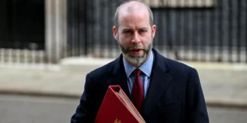 Reino Unido descarta retaliação a tarifas dos EUA e procura “acordo”